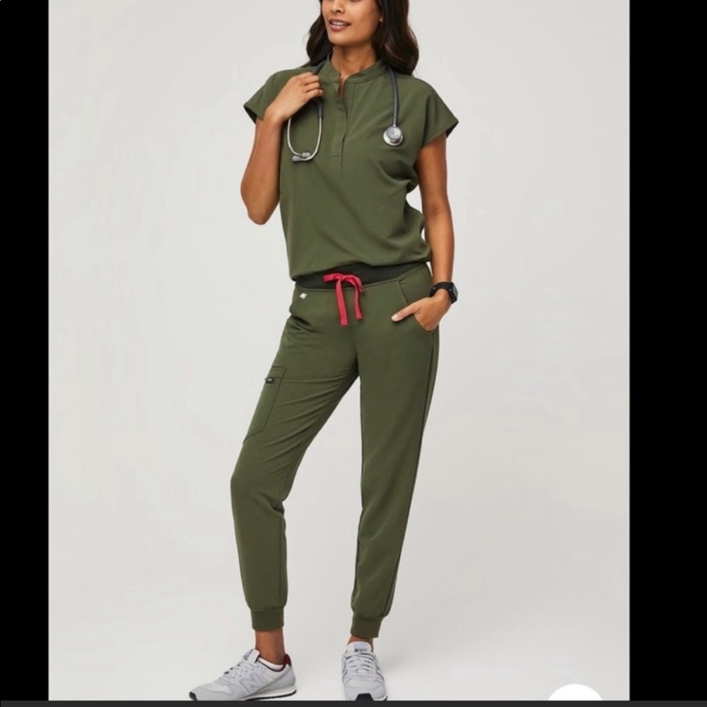 Figs Women’s dark olive M Zamora scrub bottoms  and S Rafaela scrub top
